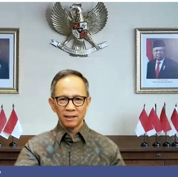Permintaan Kredit Dolar AS Melonjak, OJK Turun Tangan!