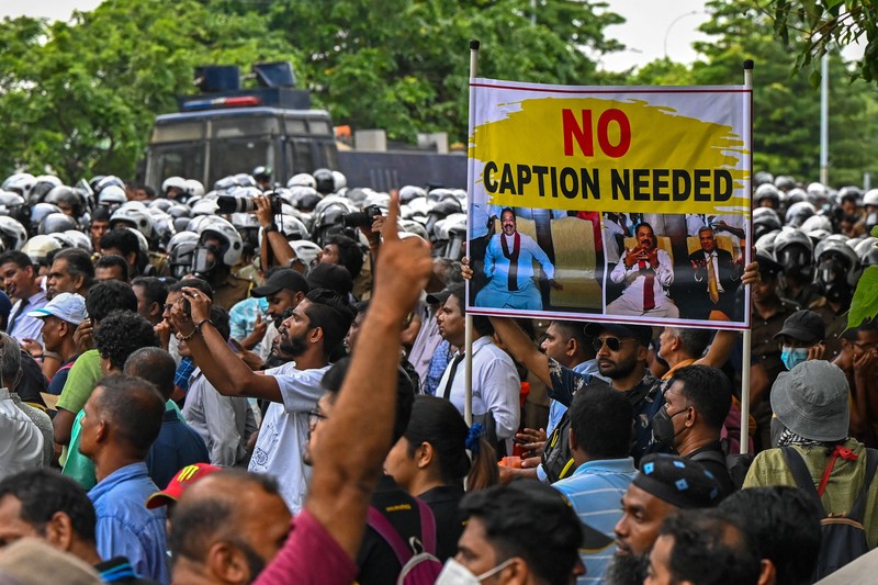 Para pengunjuk rasa berpartisipasi dalam protes anti-pemerintah di tengah krisis ekonomi di Kolombo Pada 02 November 2022. (Photo by ISHARA S. KODIKARA/AFP via Getty Images)
