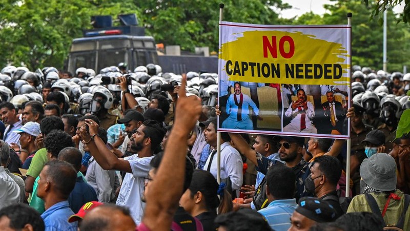 Para pengunjuk rasa berpartisipasi dalam protes anti-pemerintah di tengah krisis ekonomi di Kolombo Pada 02 November 2022. (Photo by ISHARA S. KODIKARA/AFP via Getty Images)