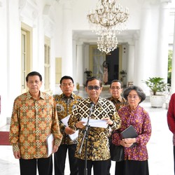 Jokowi Beri 5 Orang Ini Gelar Pahlawan Nasional, Siapa Saja?