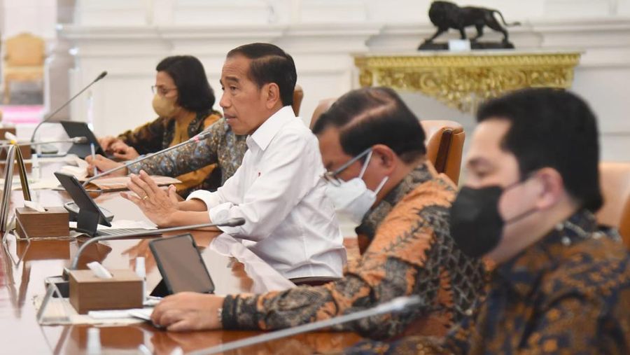 Presiden Joko Widodo menggelar rapat terbatas yang membahas angkutan massal perkotaan dengan sejumlah Menteri Kabinet Indonesia Maju, di Istana Merdeka, Jakarta, pada Rabu, (2/11/2022). (Dok. Rusman - Biro Pers Sekretariat Presiden)