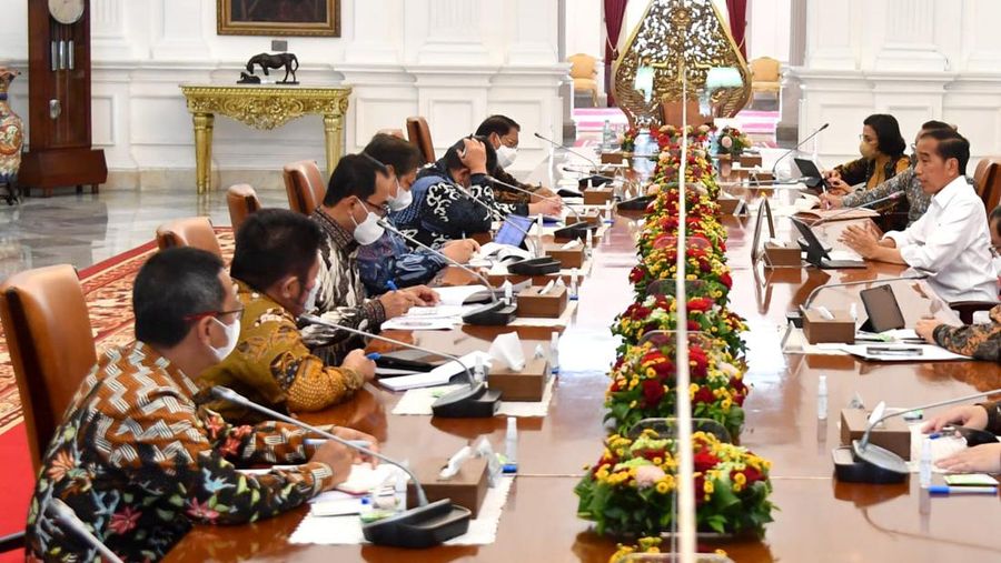 Presiden Joko Widodo menggelar rapat terbatas yang membahas angkutan massal perkotaan dengan sejumlah Menteri Kabinet Indonesia Maju, di Istana Merdeka, Jakarta, pada Rabu, (2/11/2022). (Dok. Rusman - Biro Pers Sekretariat Presiden)