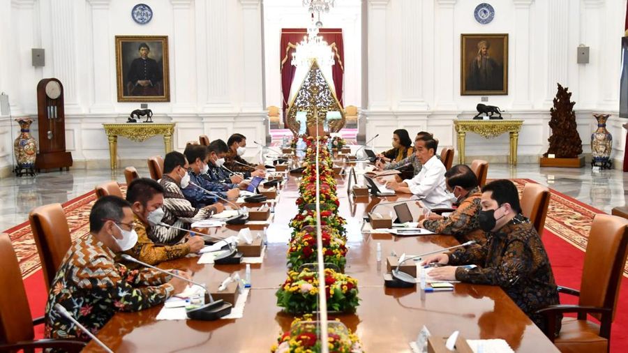 Presiden Joko Widodo menggelar rapat terbatas yang membahas angkutan massal perkotaan dengan sejumlah Menteri Kabinet Indonesia Maju, di Istana Merdeka, Jakarta, pada Rabu, (2/11/2022). (Dok. Rusman - Biro Pers Sekretariat Presiden)