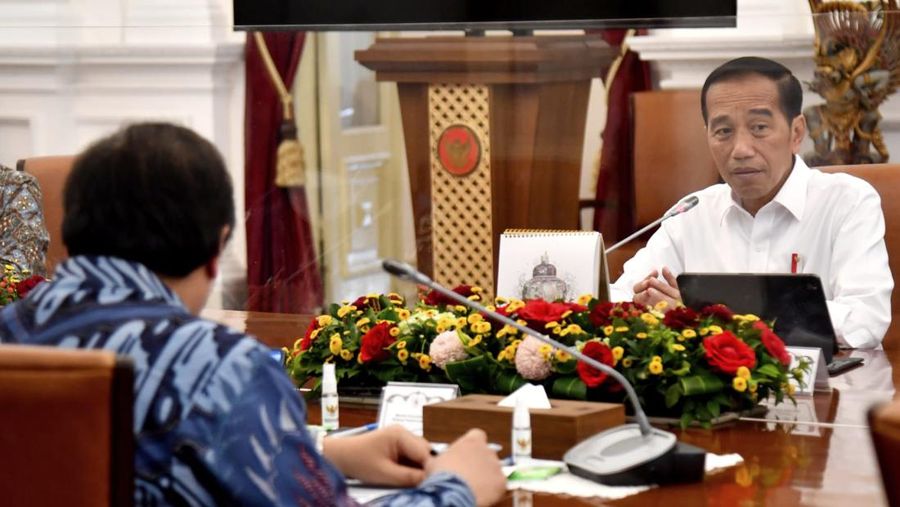 Presiden Joko Widodo menggelar rapat terbatas yang membahas angkutan massal perkotaan dengan sejumlah Menteri Kabinet Indonesia Maju, di Istana Merdeka, Jakarta, pada Rabu, (2/11/2022). (Dok. Rusman - Biro Pers Sekretariat Presiden)