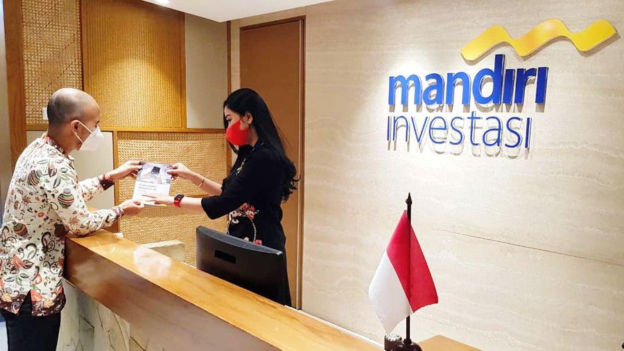 Seorang pria sedang melakukan transaksi di Bank Mandiri. (Dok. Mandiri Investasi)