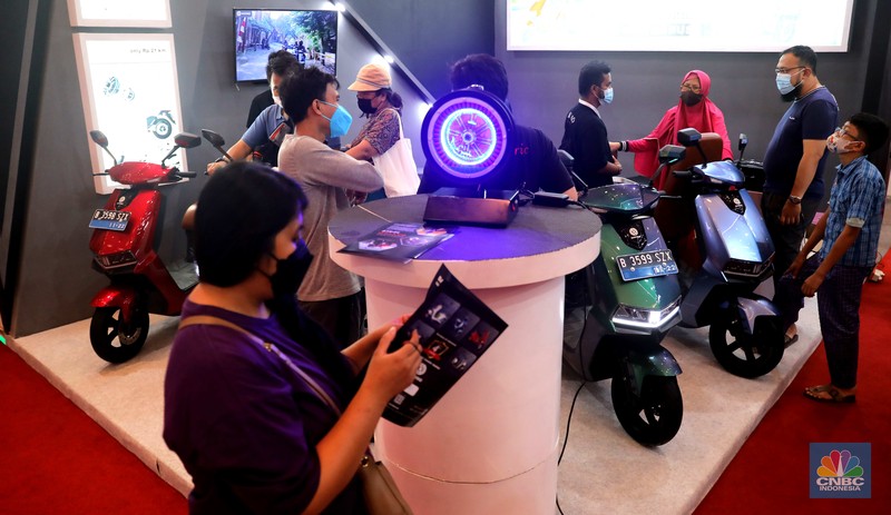 Setelah absen akibat pandemi Covid-19, akhirnya pameran otomotif bernama Indonesia Motorcycle Show (IMOS) resmi kembali digelar pada 2 hingga 6 November 2022 di Jakarta Convention Center (JCC), Senayan. (CNBC Indonesia/ Muhammad Sabki) Setelah absen akibat pandemi Covid-19, akhirnya pameran otomotif bernama Indonesia Motorcycle Show (IMOS) resmi kembali digelar pada 2 hingga 6 November 2022 di Jakarta Convention Center (JCC), Senayan. (CNBC Indonesia/ Muhammad Sabki)