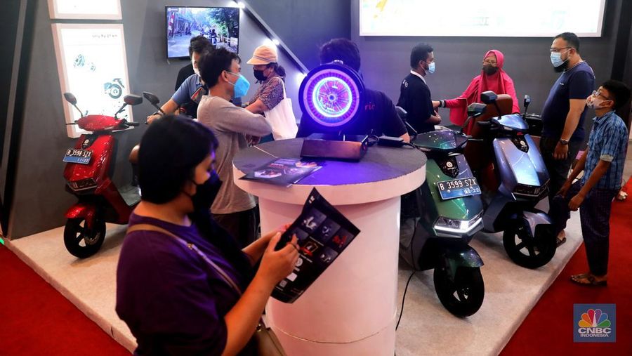 Setelah absen akibat pandemi Covid-19, akhirnya pameran otomotif bernama Indonesia Motorcycle Show (IMOS) resmi kembali digelar pada 2 hingga 6 November 2022 di Jakarta Convention Center (JCC), Senayan. (CNBC Indonesia/ Muhammad Sabki)