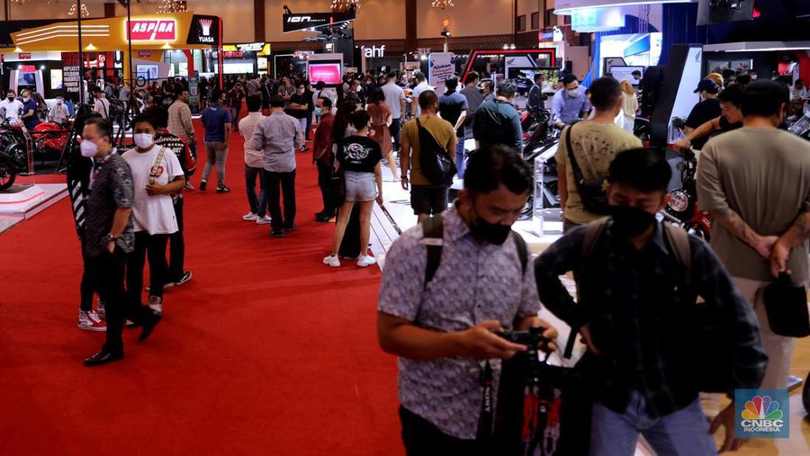 Setelah absen akibat pandemi Covid-19, akhirnya pameran otomotif bernama Indonesia Motorcycle Show (IMOS) resmi kembali digelar pada 2 hingga 6 November 2022 di Jakarta Convention Center (JCC), Senayan. (CNBC Indonesia/ Muhammad Sabki)