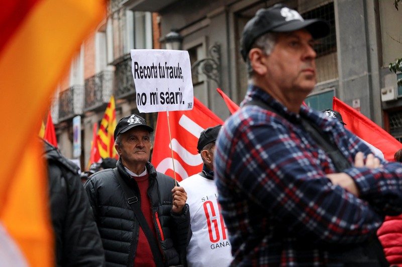 SPAIN-INFLATION/PROTEST People gather at Plaza Mayor during a protest called by Spain's main labour unions to demand salary rise for workers amidst rising inflation, in Madrid, Spain November 3, 2022. (REUTERS/Violeta Santos Moura)