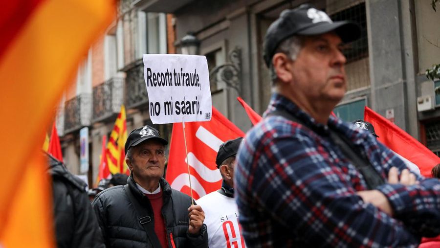 People gather at Plaza Mayor during a protest called by Spain's main labour unions to demand salary rise for workers amidst rising inflation, in Madrid, Spain November 3, 2022. (REUTERS/Violeta Santos Moura)