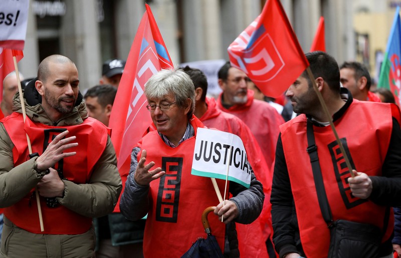 SPAIN-INFLATION/PROTEST People gather at Plaza Mayor during a protest called by Spain's main labour unions to demand salary rise for workers amidst rising inflation, in Madrid, Spain November 3, 2022. (REUTERS/Violeta Santos Moura)