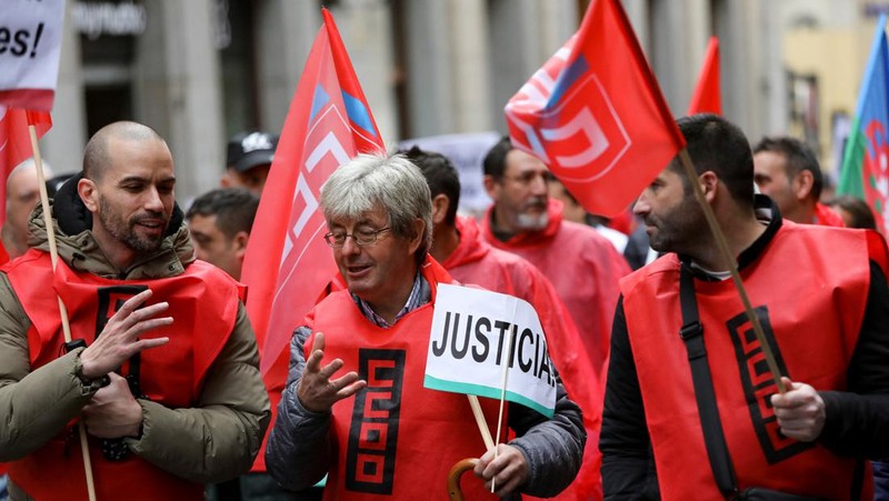 People gather at Plaza Mayor during a protest called by Spain's main labour unions to demand salary rise for workers amidst rising inflation, in Madrid, Spain November 3, 2022. (REUTERS/Violeta Santos Moura)