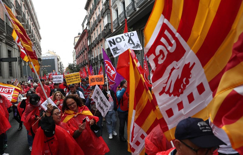 SPAIN-INFLATION/PROTEST People gather at Plaza Mayor during a protest called by Spain's main labour unions to demand salary rise for workers amidst rising inflation, in Madrid, Spain November 3, 2022. (REUTERS/Violeta Santos Moura)