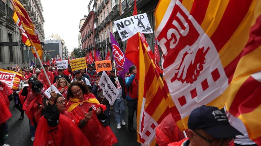 People gather at Plaza Mayor during a protest called by Spain's main labour unions to demand salary rise for workers amidst rising inflation, in Madrid, Spain November 3, 2022. (REUTERS/Violeta Santos Moura)