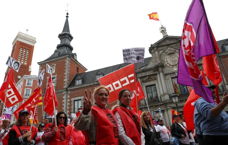 SPAIN-INFLATION/PROTEST People gather at Plaza Mayor during a protest called by Spain's main labour unions to demand salary rise for workers amidst rising inflation, in Madrid, Spain November 3, 2022. (REUTERS/Violeta Santos Moura)