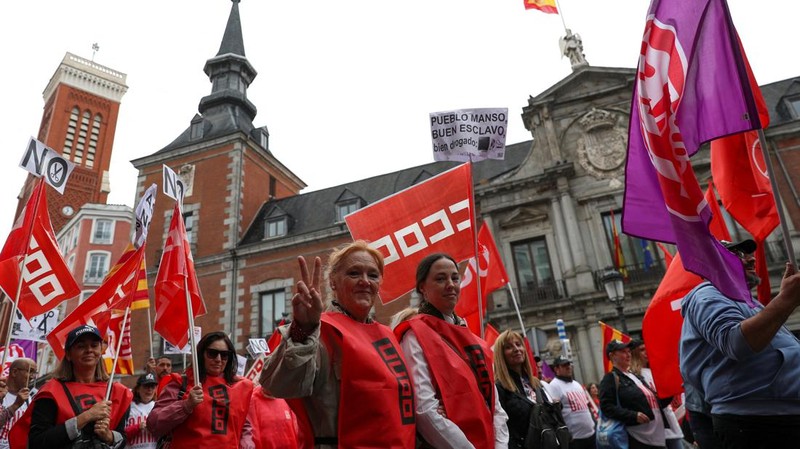 People gather at Plaza Mayor during a protest called by Spain's main labour unions to demand salary rise for workers amidst rising inflation, in Madrid, Spain November 3, 2022. (REUTERS/Violeta Santos Moura)