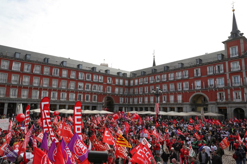 SPAIN-INFLATION/PROTEST People gather at Plaza Mayor during a protest called by Spain's main labour unions to demand salary rise for workers amidst rising inflation, in Madrid, Spain November 3, 2022. (REUTERS/Violeta Santos Moura)