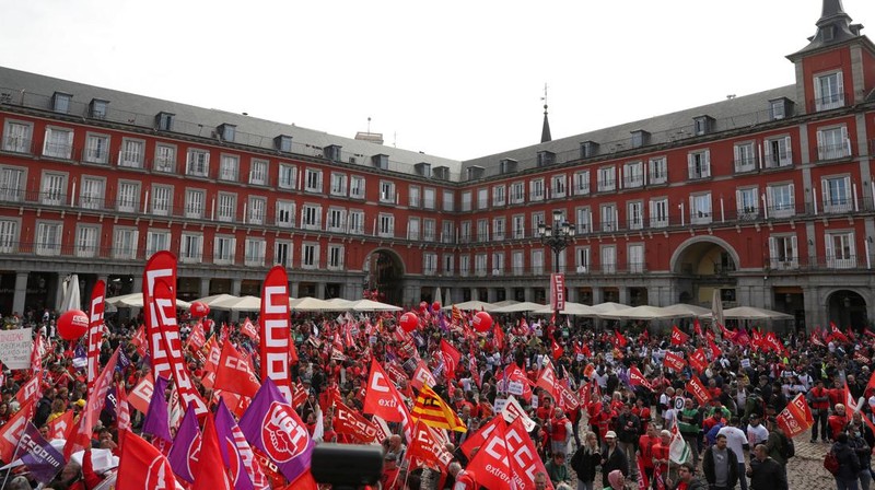 People gather at Plaza Mayor during a protest called by Spain's main labour unions to demand salary rise for workers amidst rising inflation, in Madrid, Spain November 3, 2022. (REUTERS/Violeta Santos Moura)