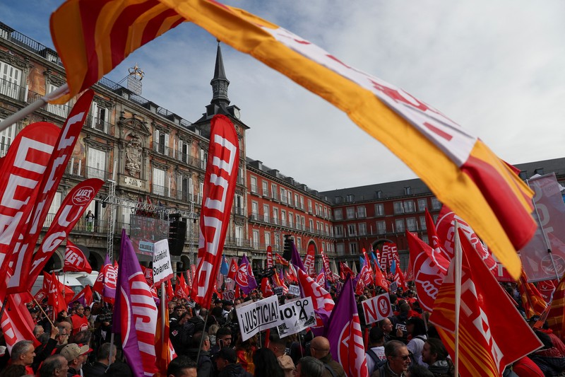 SPAIN-INFLATION/PROTEST People gather at Plaza Mayor during a protest called by Spain's main labour unions to demand salary rise for workers amidst rising inflation, in Madrid, Spain November 3, 2022. (REUTERS/Violeta Santos Moura)