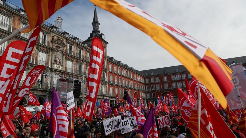 People gather at Plaza Mayor during a protest called by Spain's main labour unions to demand salary rise for workers amidst rising inflation, in Madrid, Spain November 3, 2022. (REUTERS/Violeta Santos Moura)