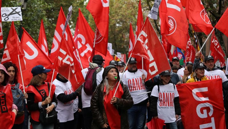 People gather at Plaza Mayor during a protest called by Spain's main labour unions to demand salary rise for workers amidst rising inflation, in Madrid, Spain November 3, 2022. (REUTERS/Violeta Santos Moura)