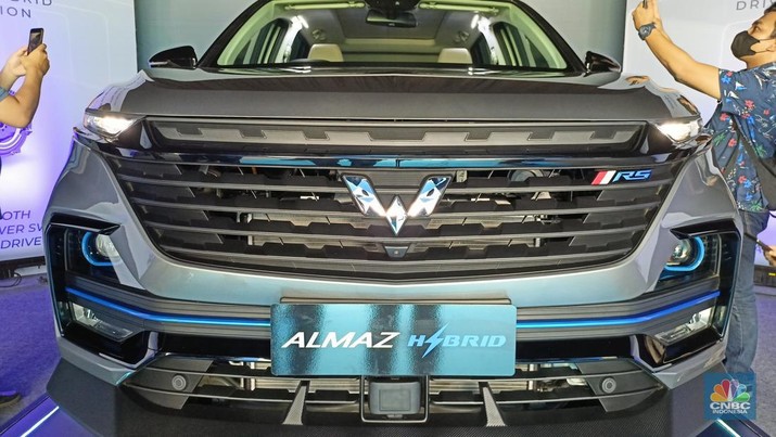 Wuling resmi meluncurkan Almaz Hybrid di Jakarta International ePrix Circuit. (CNBC Indonesia/Ferry Sandi)