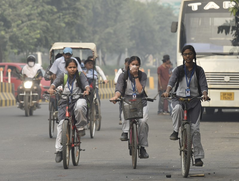 NEW DELHI, INDIA - NOVEMBER 03: A boy make their way past the presidential palace amid smoggy conditions in New Delhi on November 03, 2022. Air Quality Index between 401 and 500 is considered to be 'severe'. According to the CPCB, AQI in the severe category affects healthy people and seriously impacts those with existing diseases. (Amarjeet Kumar Singh/Anadolu Agency via Getty Images)