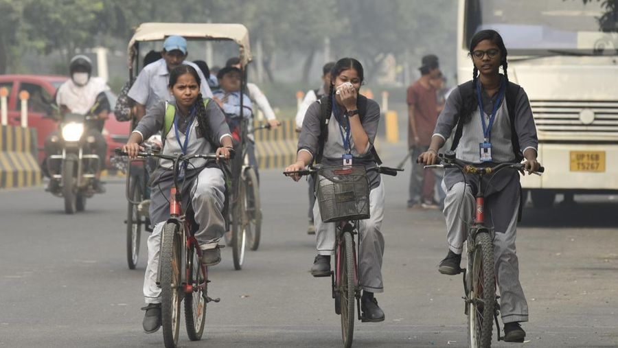 NEW DELHI, INDIA - NOVEMBER 03: A boy make their way past the presidential palace amid smoggy conditions in New Delhi on November 03, 2022. Air Quality Index between 401 and 500 is considered to be 'severe'. According to the CPCB, AQI in the severe category affects healthy people and seriously impacts those with existing diseases. (Amarjeet Kumar Singh/Anadolu Agency via Getty Images)