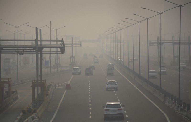 NEW DELHI, INDIA - NOVEMBER 03: A boy make their way past the presidential palace amid smoggy conditions in New Delhi on November 03, 2022. Air Quality Index between 401 and 500 is considered to be 'severe'. According to the CPCB, AQI in the severe category affects healthy people and seriously impacts those with existing diseases. (Amarjeet Kumar Singh/Anadolu Agency via Getty Images)