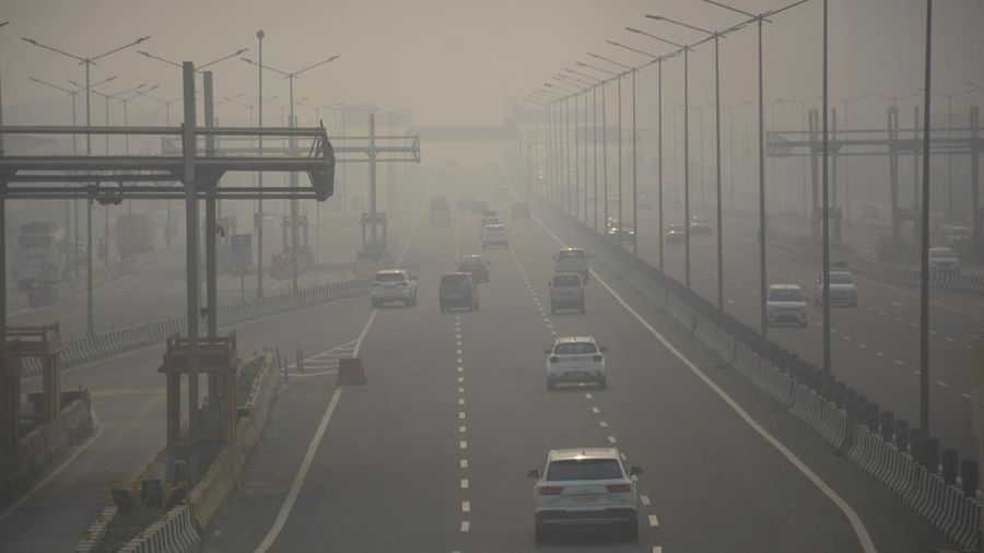 NEW DELHI, INDIA - NOVEMBER 03: A boy make their way past the presidential palace amid smoggy conditions in New Delhi on November 03, 2022. Air Quality Index between 401 and 500 is considered to be 'severe'. According to the CPCB, AQI in the severe category affects healthy people and seriously impacts those with existing diseases. (Amarjeet Kumar Singh/Anadolu Agency via Getty Images)