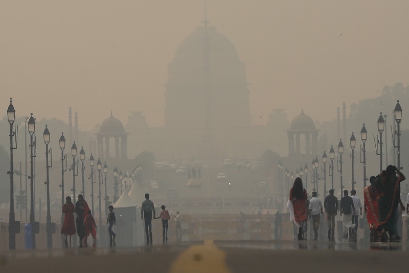 NEW DELHI, INDIA - NOVEMBER 03: A boy make their way past the presidential palace amid smoggy conditions in New Delhi on November 03, 2022. Air Quality Index between 401 and 500 is considered to be 'severe'. According to the CPCB, AQI in the severe category affects healthy people and seriously impacts those with existing diseases. (Amarjeet Kumar Singh/Anadolu Agency via Getty Images)
