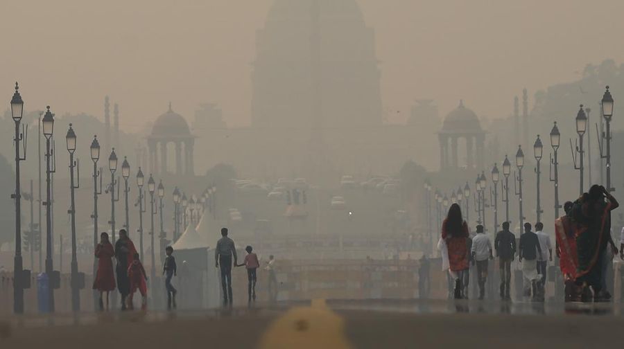 NEW DELHI, INDIA - NOVEMBER 03: A boy make their way past the presidential palace amid smoggy conditions in New Delhi on November 03, 2022. Air Quality Index between 401 and 500 is considered to be 'severe'. According to the CPCB, AQI in the severe category affects healthy people and seriously impacts those with existing diseases. (Amarjeet Kumar Singh/Anadolu Agency via Getty Images)