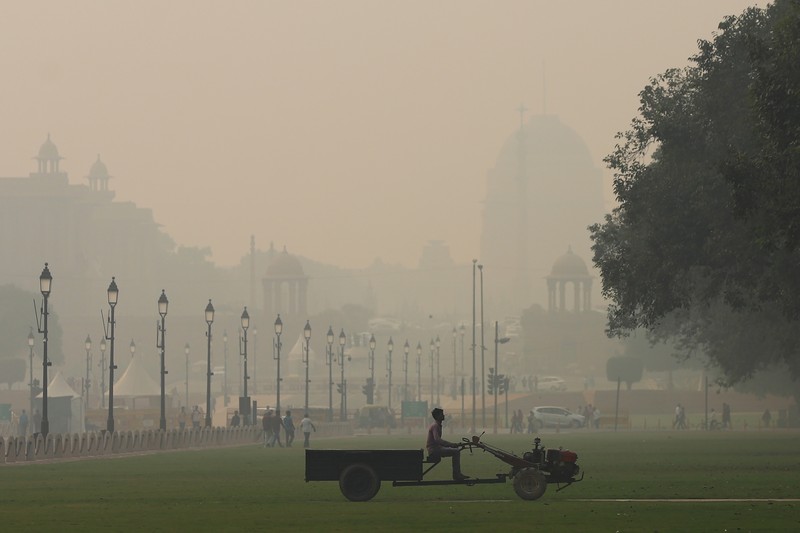 NEW DELHI, INDIA - NOVEMBER 03: A boy make their way past the presidential palace amid smoggy conditions in New Delhi on November 03, 2022. Air Quality Index between 401 and 500 is considered to be 'severe'. According to the CPCB, AQI in the severe category affects healthy people and seriously impacts those with existing diseases. (Amarjeet Kumar Singh/Anadolu Agency via Getty Images)