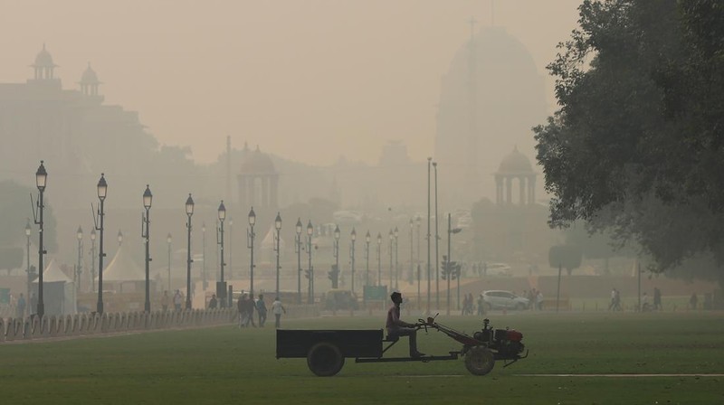 NEW DELHI, INDIA - NOVEMBER 03: A boy make their way past the presidential palace amid smoggy conditions in New Delhi on November 03, 2022. Air Quality Index between 401 and 500 is considered to be 'severe'. According to the CPCB, AQI in the severe category affects healthy people and seriously impacts those with existing diseases. (Amarjeet Kumar Singh/Anadolu Agency via Getty Images)