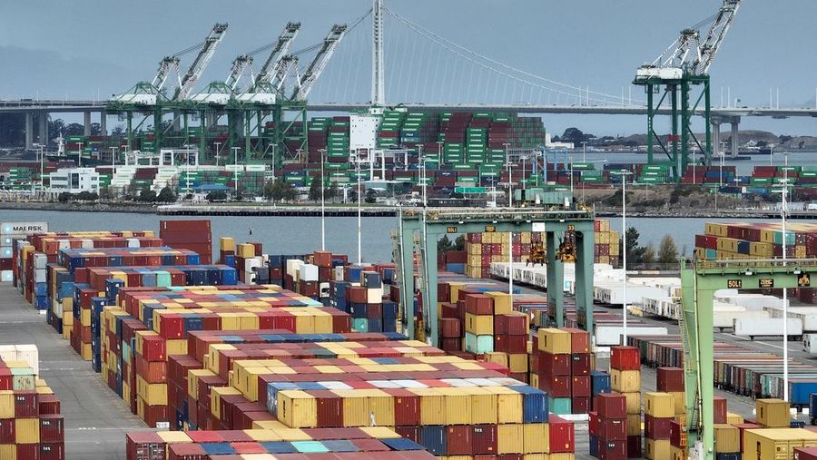Foto udara menunjukkan terminal kosong di Pelabuhan Oakland (2/11/2022) Oakland, California. Pekerja lepas pantai di Pelabuhan Oakland keluar dari pekerjaan dan menutup pelabuhan saat negosiasi kontrak terhenti. (Getty Images/Justin Sullivan)