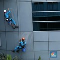 Ilustrasi pekerja pembersih gedung (CNBC Indonesia/Tri Susilo)
