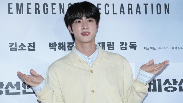Jin dari boy band BTS Jin dari boy band BTS menghadiri Pemutaran VIP 'Deklarasi Darurat' di COEX Mega Box pada 25 Juli 2022 di Seoul, Korea Selatan. Film ini akan dibuka pada 03 Agustus, di Korea Selatan. (File. Han Myung-Gu/WireImage)