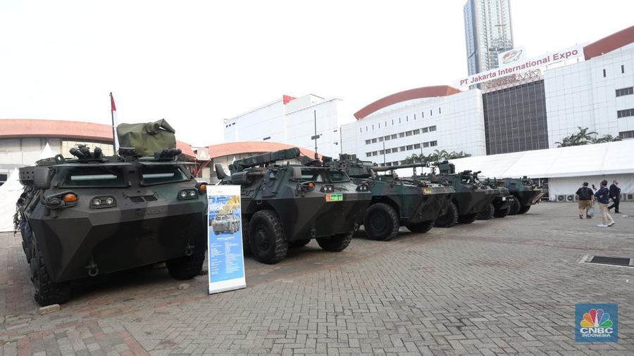 Kehadiran kendaraan tempur milik Indonesia ini menjadi pusat perhatian pengunjung dalam gelaran Industri Pertahanan (Indhan) terbesar di Asia Tenggara, Indo Defence 2022 Expo & Forum, di JIexpo Kemayoran, Jakarta, Kamis (3/11/2022). (CNBC Indonesia/Andrean Kristianto)
