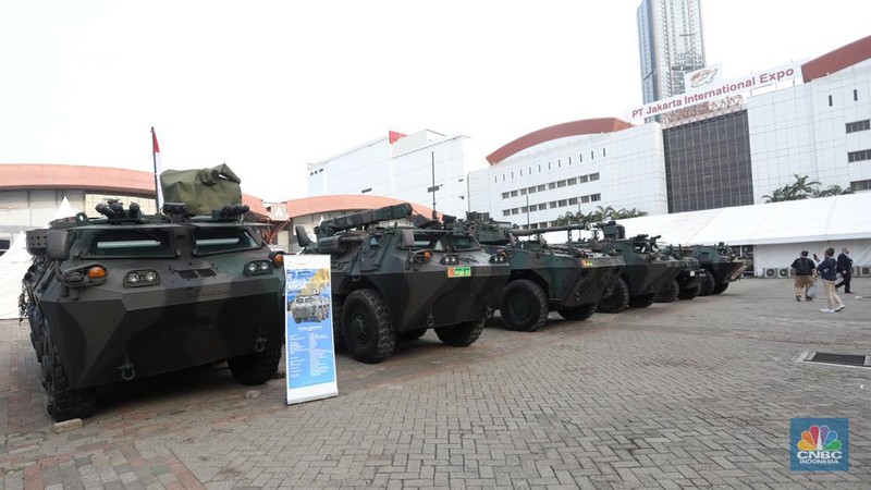 Kehadiran kendaraan tempur milik Indonesia ini menjadi pusat perhatian pengunjung dalam gelaran Industri Pertahanan (Indhan) terbesar di Asia Tenggara, Indo Defence 2022 Expo & Forum, di JIexpo Kemayoran, Jakarta, Kamis (3/11/2022). (CNBC Indonesia/Andrean Kristianto)