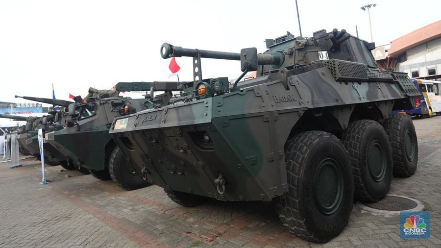 Kehadiran kendaraan tempur milik Indonesia ini menjadi pusat perhatian pengunjung dalam gelaran Industri Pertahanan (Indhan) terbesar di Asia Tenggara, Indo Defence 2022 Expo & Forum, di JIexpo Kemayoran, Jakarta, Kamis (3/11/2022). (CNBC Indonesia/Andrean Kristianto)