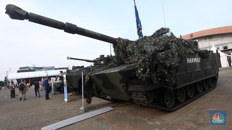Kehadiran kendaraan tempur milik Indonesia ini menjadi pusat perhatian pengunjung dalam gelaran Industri Pertahanan (Indhan) terbesar di Asia Tenggara, Indo Defence 2022 Expo & Forum, di JIexpo Kemayoran, Jakarta, Kamis (3/11/2022). (CNBC Indonesia/Andrean Kristianto)