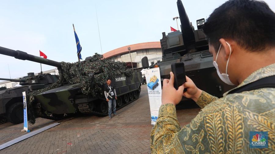 Kehadiran kendaraan tempur milik Indonesia ini menjadi pusat perhatian pengunjung dalam gelaran Industri Pertahanan (Indhan) terbesar di Asia Tenggara, Indo Defence 2022 Expo & Forum, di JIexpo Kemayoran, Jakarta, Kamis (3/11/2022). (CNBC Indonesia/Andrean Kristianto)