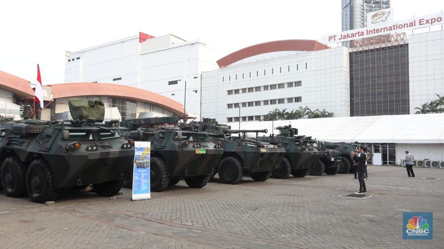 Kehadiran kendaraan tempur milik Indonesia ini menjadi pusat perhatian pengunjung dalam gelaran Industri Pertahanan (Indhan) terbesar di Asia Tenggara, Indo Defence 2022 Expo & Forum, di JIexpo Kemayoran, Jakarta, Kamis (3/11/2022). (CNBC Indonesia/Andrean Kristianto)