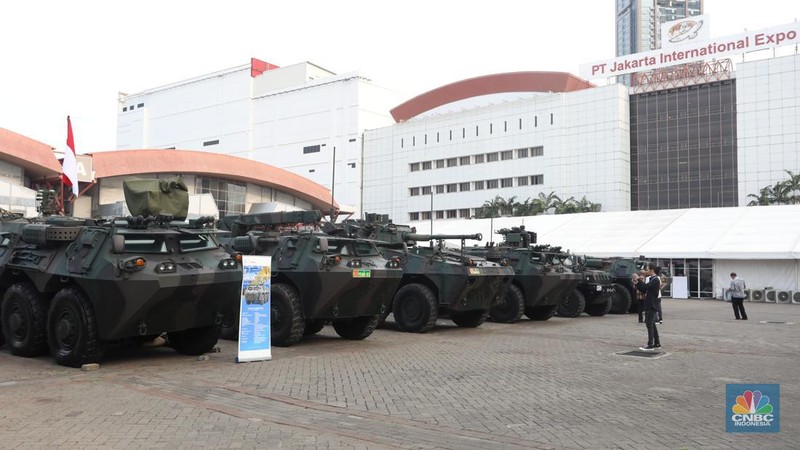 Kehadiran kendaraan tempur milik Indonesia ini menjadi pusat perhatian pengunjung dalam gelaran Industri Pertahanan (Indhan) terbesar di Asia Tenggara, Indo Defence 2022 Expo & Forum, di JIexpo Kemayoran, Jakarta, Kamis (3/11/2022). (CNBC Indonesia/Andrean Kristianto)