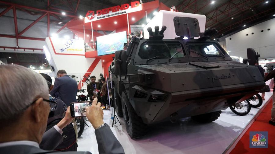 Kehadiran kendaraan tempur milik Indonesia ini menjadi pusat perhatian pengunjung dalam gelaran Industri Pertahanan (Indhan) terbesar di Asia Tenggara, Indo Defence 2022 Expo & Forum, di JIexpo Kemayoran, Jakarta, Kamis (3/11/2022). (CNBC Indonesia/Andrean Kristianto)