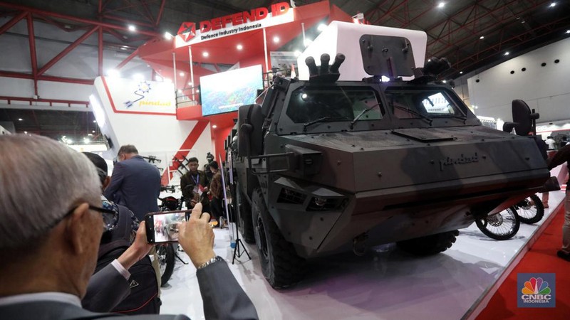 Kehadiran kendaraan tempur milik Indonesia ini menjadi pusat perhatian pengunjung dalam gelaran Industri Pertahanan (Indhan) terbesar di Asia Tenggara, Indo Defence 2022 Expo & Forum, di JIexpo Kemayoran, Jakarta, Kamis (3/11/2022). (CNBC Indonesia/Andrean Kristianto)