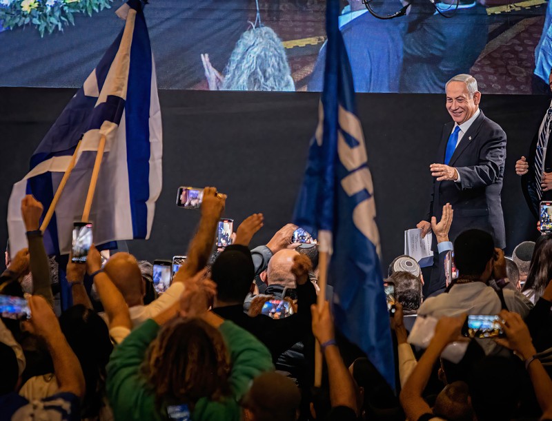 Mantan Perdana Menteri dan pemimpin partai Likud Benjamin Netanyahu berbicara kepada para pendukungnya di Yerusalem Barat, Israel pada 02 November 2022. (Anadolu Agency via Getty Images)