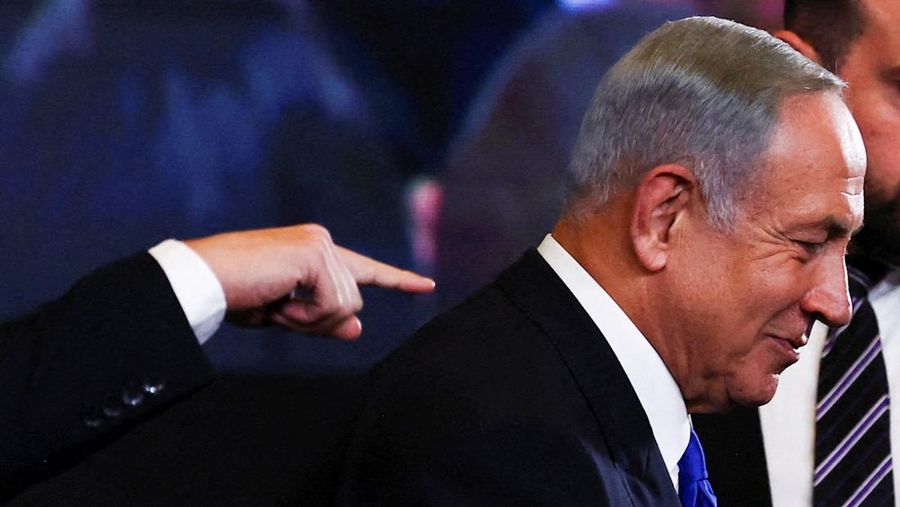 Pemimpin partai Likud Benjamin Netanyahu berjalan di markas partainya selama pemilihan umum Israel di Yerusalem, 2 November 2022. (REUTERS/RONEN ZVULUN)