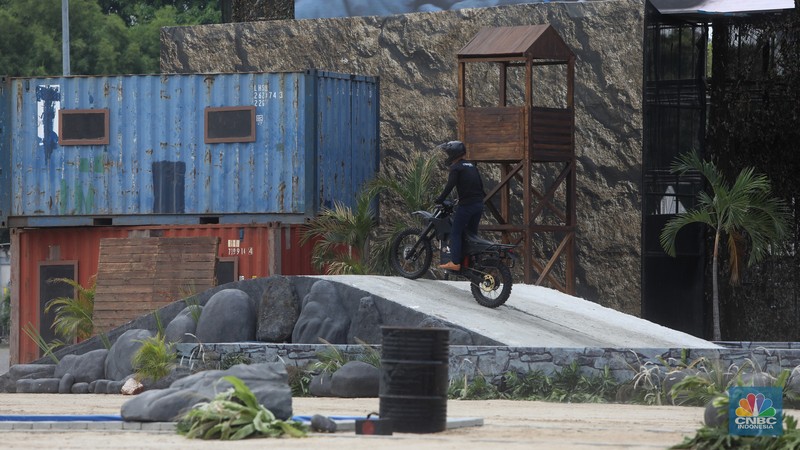 Pengemudi melakukan demo produk moyot listrik militer bernama Electric Tactical (E-Tactical) Motor Bike dalam acara pameran pertahanan internasional Indo Defence 2022 Expo & Forum di JIEXpo Kemayoran, Jakarta, Kamis (3/11/2022). (CNBC Indonesia/Andrean Kristianto)