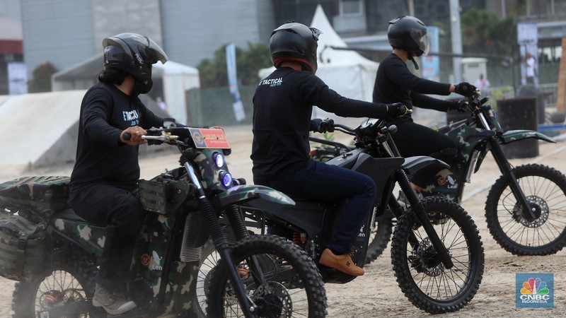 Pengemudi melakukan demo produk moyot listrik militer bernama Electric Tactical (E-Tactical) Motor Bike dalam acara pameran pertahanan internasional Indo Defence 2022 Expo & Forum di JIEXpo Kemayoran, Jakarta, Kamis (3/11/2022). (CNBC Indonesia/Andrean Kristianto)